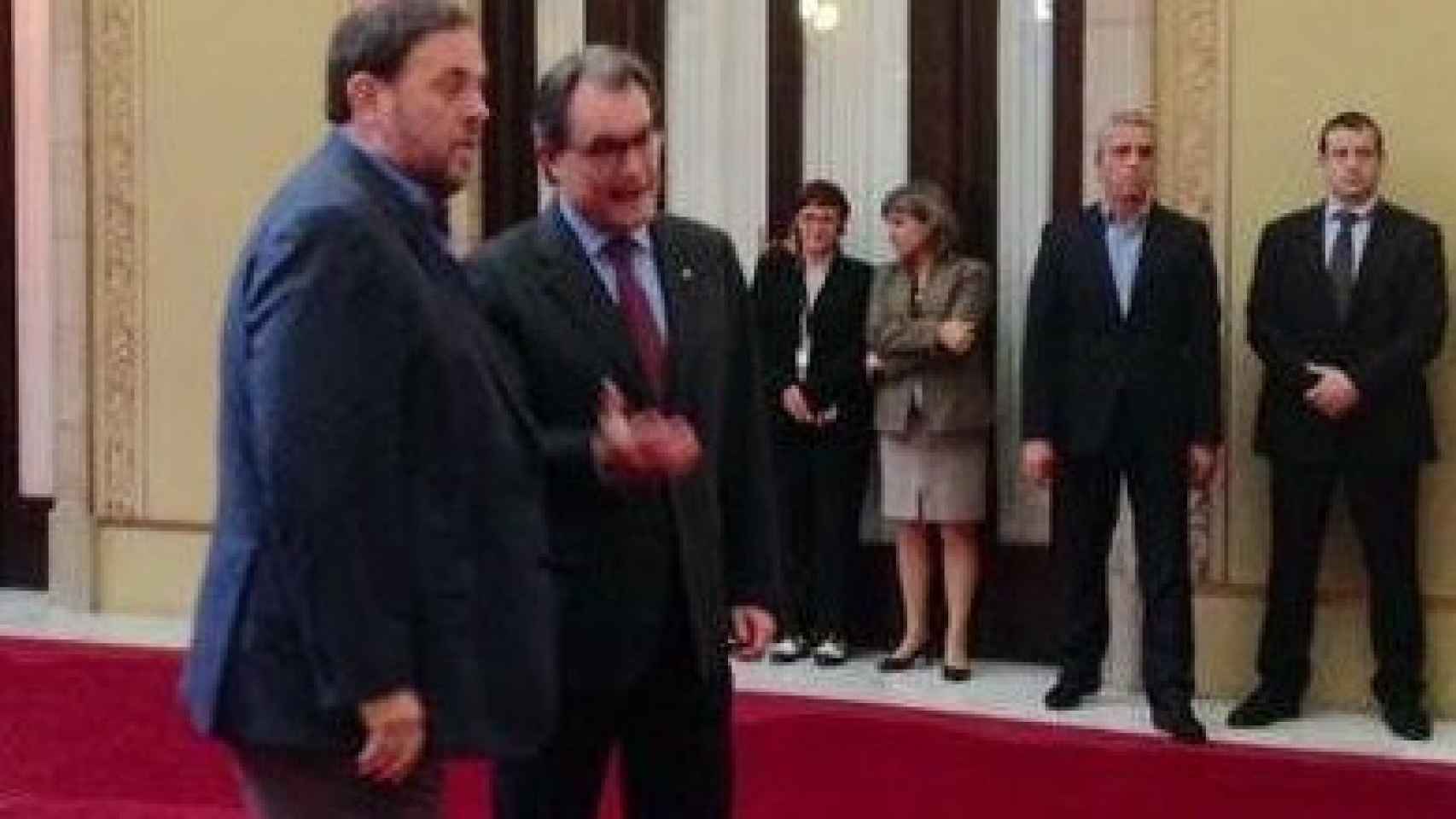 El líder de ERC, Oriol Junqueras, y el presidente de la Generalidad y de CiU, Artur Mas, en los pasillos del Parlamento autonómico.