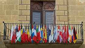 Fachada del Ayuntamiento de Agramunt (Lérida), con las banderas de los estados miembros de la Unión Europea, además de la de Cataluña y la de la Unión Europea