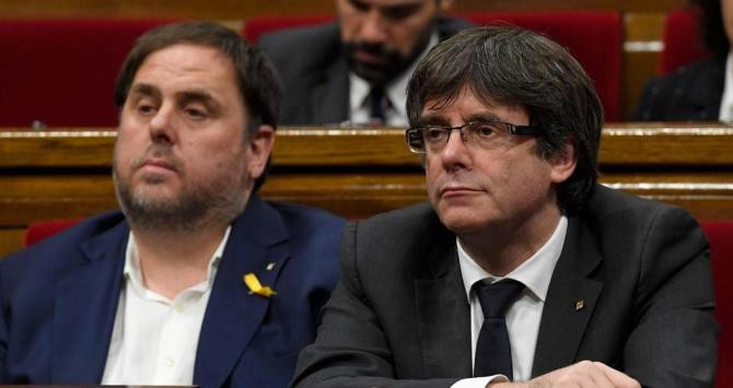 Oriol Junqueras y Carles Puigdemont, en una sesión en el Parlament / EFE