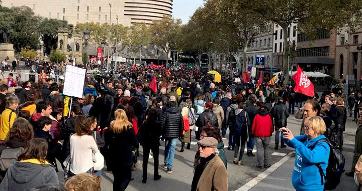 Protesta de estudiantes contra los recortes de la Generalitat en el centro de Barcelona / CG