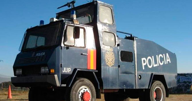 El camión con el cañón de agua de la Policía Nacional / CG