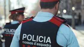 Agentes de los Mossos d'Esquadra, como los que llevan a cabo un dispositivo en Rubí contra un grupo especializado en robos violentos y okupación / MOSSOS