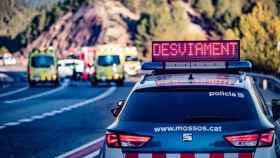 Los Mossos d'Esquadra en el lugar de un accidente de tráfico, como el que se ha saldado con la primera víctima mortal / MOSSOS D'ESQUADRA