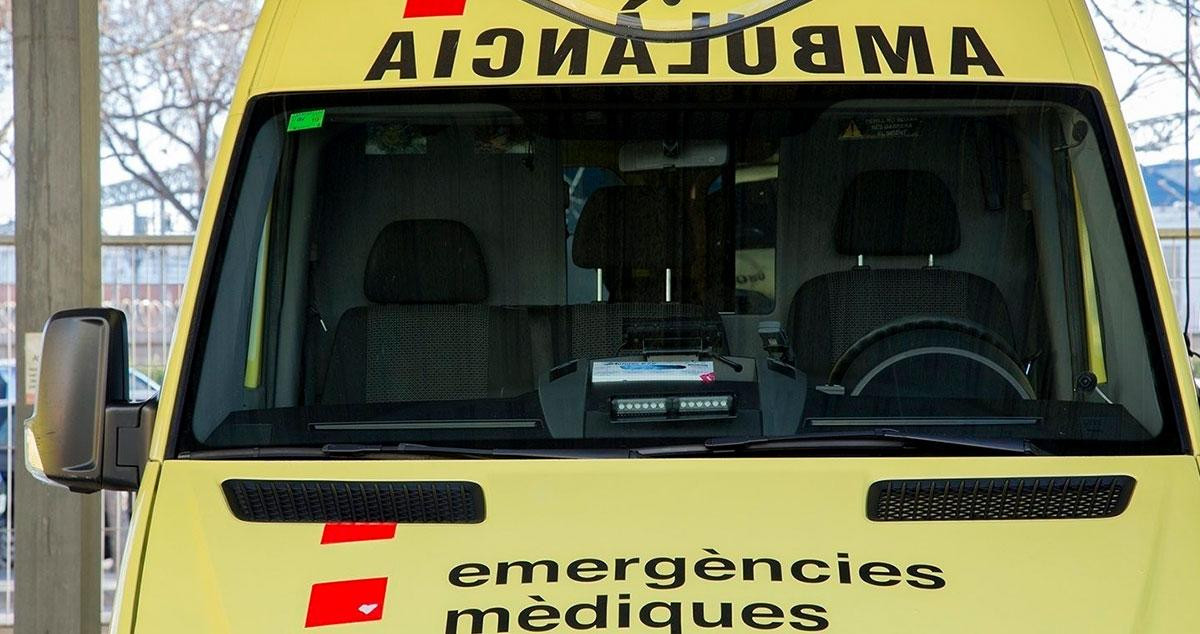Imagen de archivo de una ambulancia, como la que acudió a atender al niño que murió atragantado por un fruto seco en Soses (Lleida) / SEM