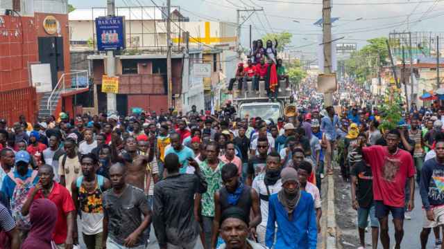 Personas protestan hoy contra los altos costos de vida, la escasez y la inseguridad, en Puerto Príncipe (Haití) / EFE