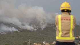 Un bombero observa el incendio de Artesa de Segre / RAMÓN GABRIEL -EFE