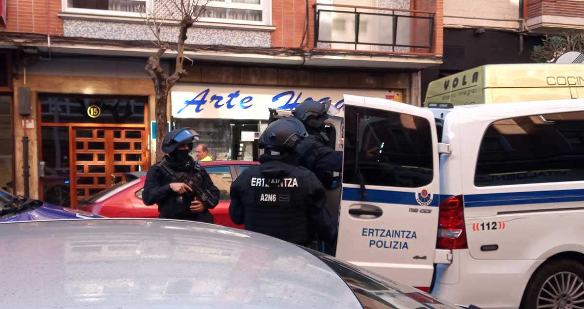 Agentes de la Ertzaintza, que investiga ocho posibles crímenes del asesino en serie de Grindr / EUROPA PRESS