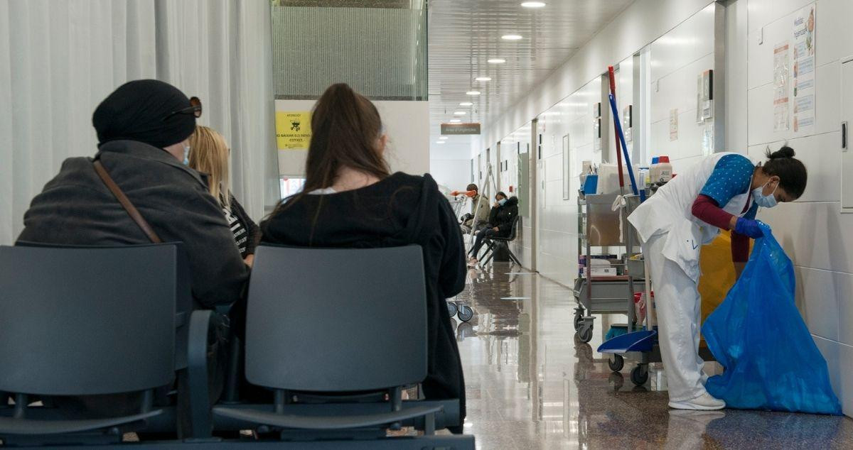 Varias pacientes esperan en la sala de espera de un centro de atención primaria (CAP) / Glòria Sánchez (EP)