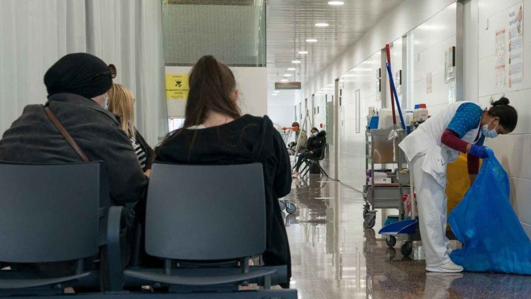 Varias pacientes esperan en la sala de espera de un centro de atención primaria (CAP) / Glòria Sánchez (EP)