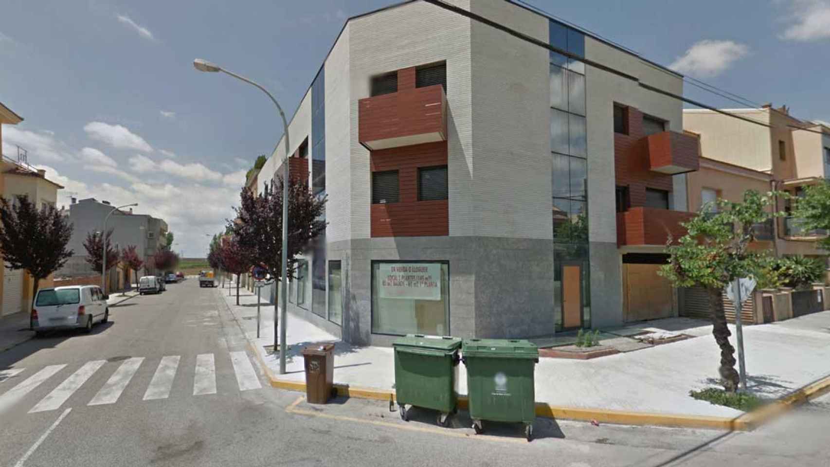 La mujer fue arrojada a un contenedor de La Granada del Penedès / GOOGLE STREET VIEW