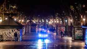 La Guardia Urbana, patrullando por Las Ramblas de Barcelona en la primera noche del toque de queda / EP