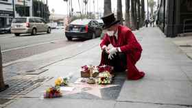 El autoproclamado Embajador de Hollywood, Gregg Donovan, deposita un ramo de flores en la estrella de Poitier, en el paseo de la fama / EFE