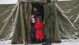 La mala situación meteorológica, con nevadas, agrava la situación de los casi 2.00 migrantes que se encuentran en la frontera entre Bielorrusia y Polonia / EFE - EPA - STRINGER