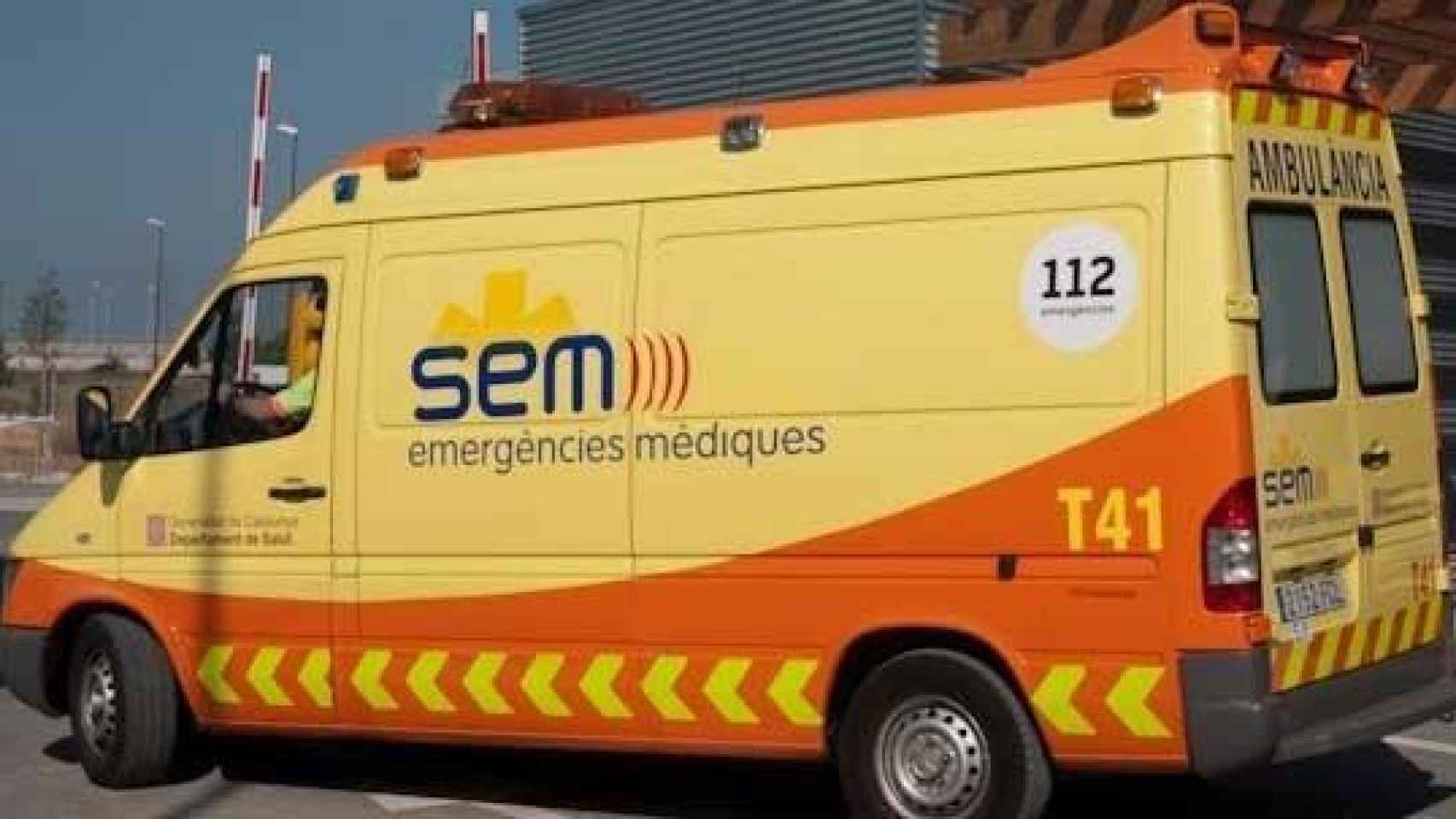 Una ambulancia del Sistema d'Emergències Mèdiques, vehículo que ha atendido a los tres heridos en un accidente de tráfico en Oliola / EUROPA PRESS