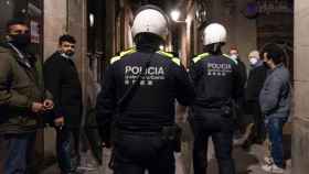 Agentes de la Guardia Urbana con casos y protección antitrauma en las calles de Barcelona / EP