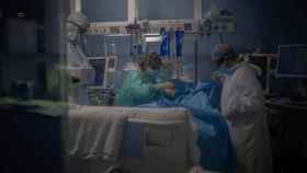 Enfermeros del Hospital del Mar de Barcelona atienden a un paciente Covid hospitalizado / EP