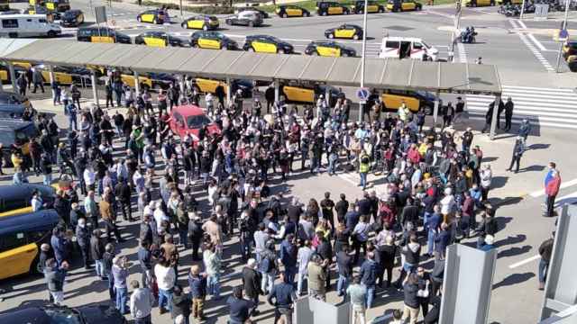 Asamblea de taxistas este martes en Barcelona tras el regreso de Uber a la ciudad / PODEM