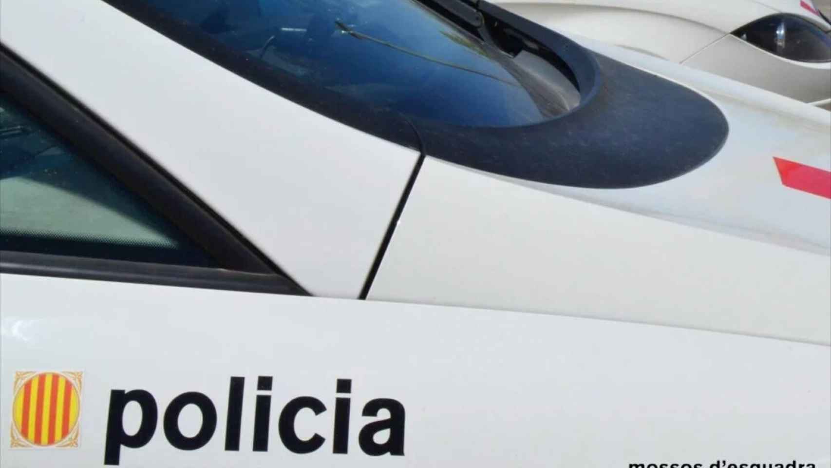 Un coche de los Mossos d'Esquadra, que han participado en el operativo contra una plantación de marihuana en Barcelona