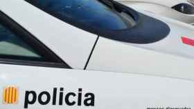 Un coche de los Mossos d'Esquadra, que han participado en el operativo contra una plantación de marihuana en Barcelona