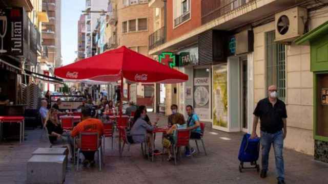 Una familia en una terraza de Lleida tras el nuevo confinamiento / EFE