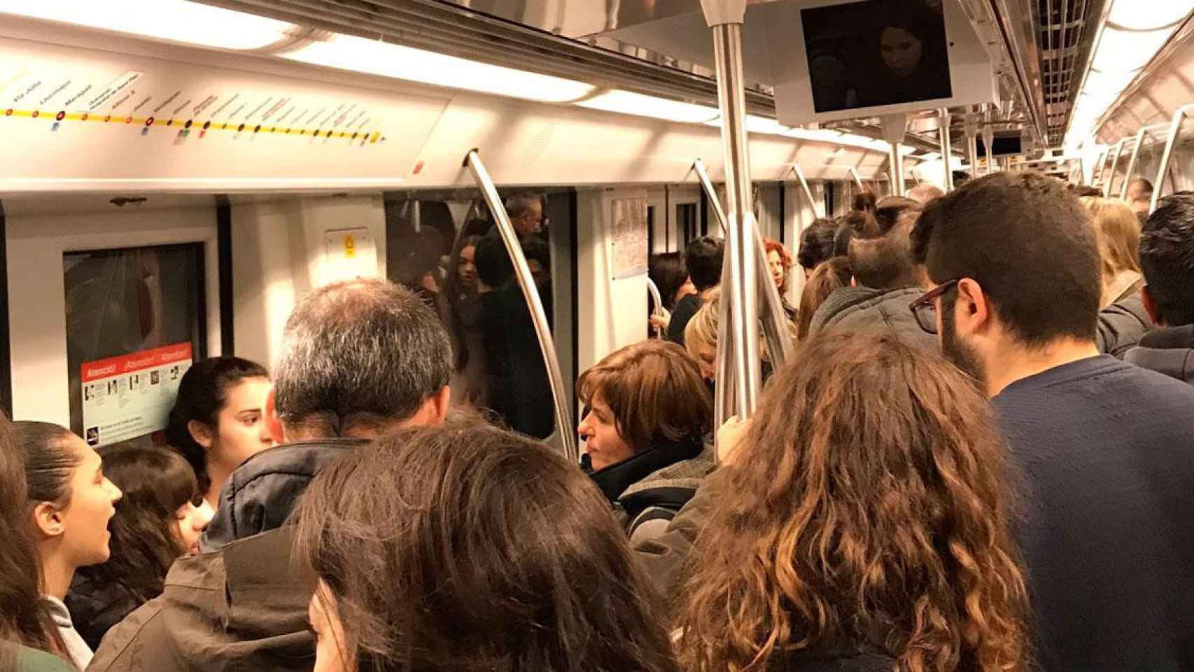 Usuarios del Metro de Barcelona en el primer día oficial de las restricciones por coronavirus / TWITTER