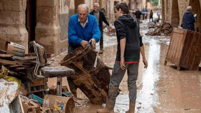 Varios operarios y vecinos realizan tareas de desescombro y limpieza en L'Albi (Lleida) / EFE