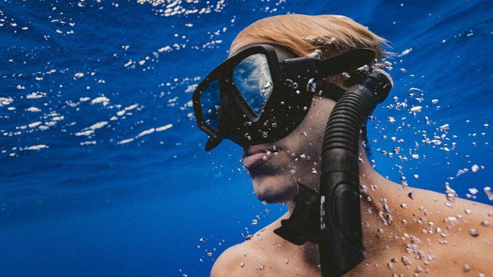 Un hombre practica snorkel / UNSPLASH