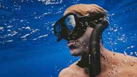 Un hombre practica snorkel / UNSPLASH