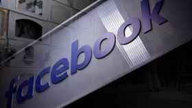 El nombre de Facebook, la mayor de las redes sociales, y un cementerio con muertos / FOTOMONTAJE DE CG