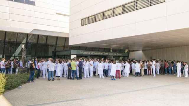 Médicos del Hospital Sant Joan de Reus (Tarragona), donde se detectó un brote de sarna, en una protesta / CG