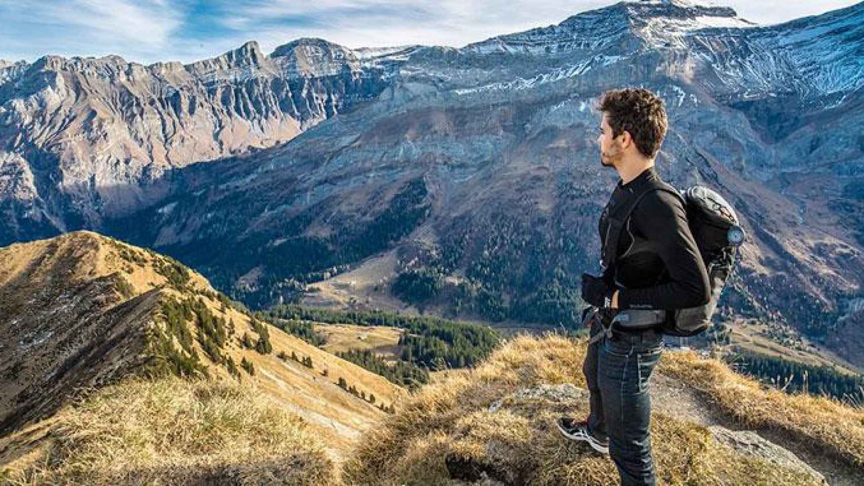 Un chico observa las montañas que ha subido en una excursión / PIXABAY