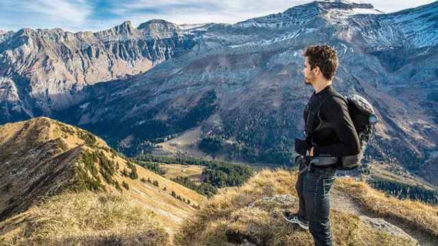Un chico observa las montañas que ha subido en una excursión / PIXABAY