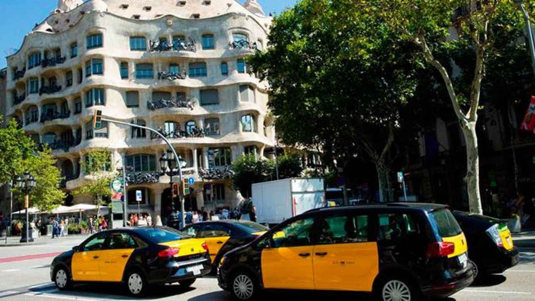 Taxis estacionados en el paseo de Gràcia de Barcelona durante la huelga / EFE