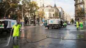 Operarios de la limpieza tratan de retirar los restos de cera de las velas tras la manifestación por la liberación de Jordi Sànchez (ANC) y Jordi Cuixart (Òmnium) / EFE