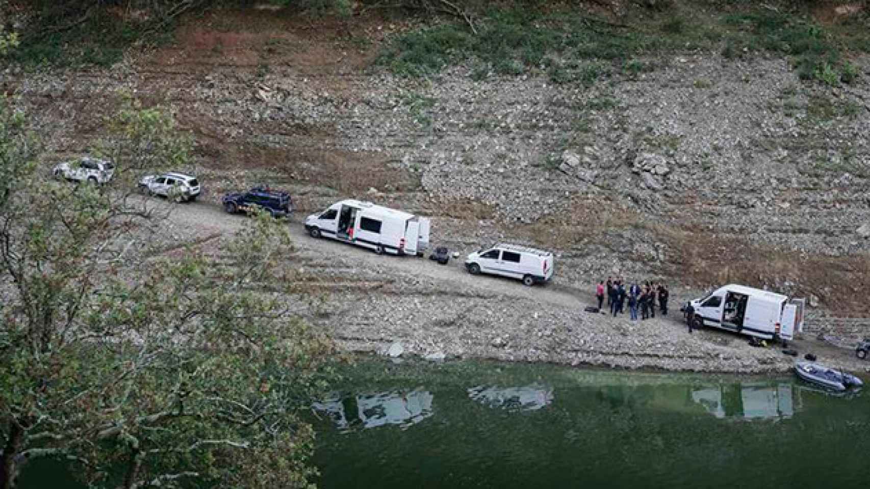 Los Mossos d'Esquadra, reunidos en el pantano de Susqueda (Girona) tras hallar los cuerpos de Marc y Paula / EFE