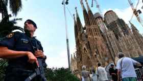 La Sagrada Familia de Barcelona, custodiada por un agente de los Mossos d'Esquadra / EFE