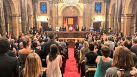 Los asistentes al pleno extraordinario del Parlament aplauden tras la lectura del manifiesto que condecora a las víctimas del atentado / CG
