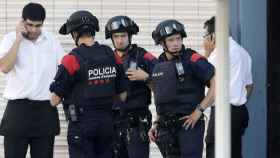 Efectivos policiales en el lugar del atentado ocurrido hoy en las Ramblas de Barcelona / EFE