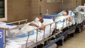 Pacientes esperan cama en el pasillo de un hospital catalán / CG