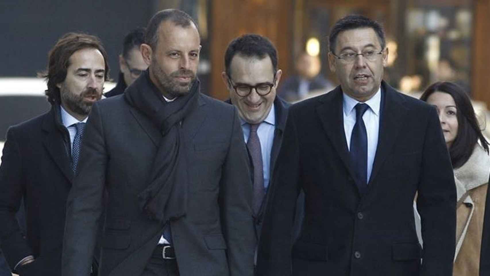 Sandro Rosell (izquierda) y Josep Maria Bartomeu (derecha) en la entrada de la Audiencia Nacional con su equipo legal.
