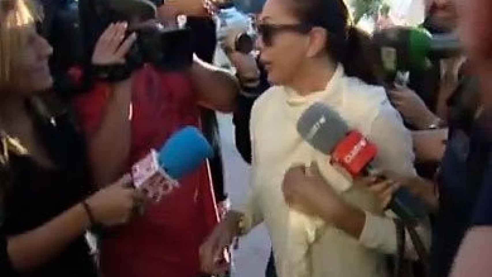 Isabel Pantoja rodeada de periodistas