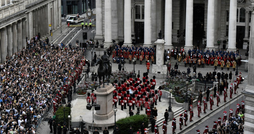 La gente asiste a la lectura de la Proclamación de Adhesión del Rey Carlos III en Londres / EUROPA PRESS