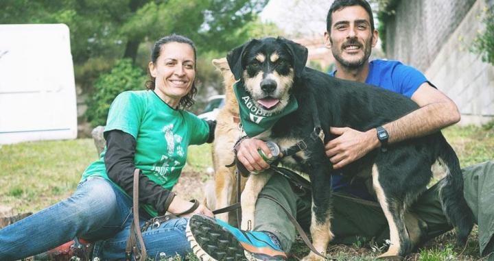Voluntarios de la protectora de Mataró con un perro / @protemataro