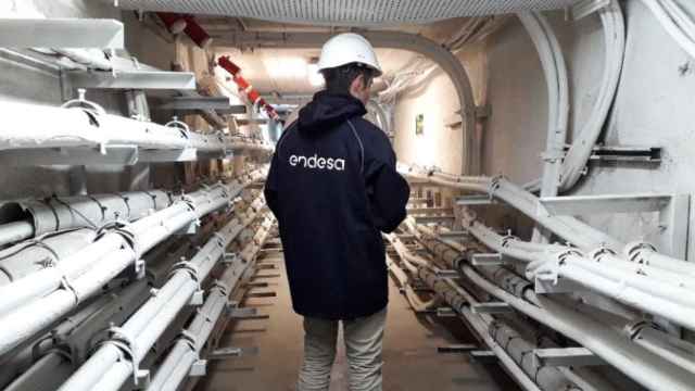 Un operario de Endesa en una instalación de la compañía / CEDIDA