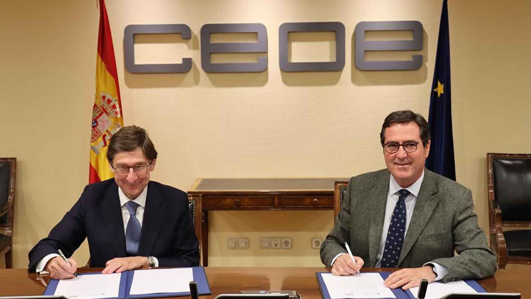 El presidente de Caixabank, José Ignacio Goirigolzarri (izq.), y el presidente de CEOE, Antonio Garamendi / CAIXABANK