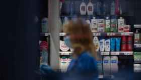 Una mujer protegida con mascarilla y guantes, trabajando en una tienda durante la epidemia de coronavirus / EUROPA PRESS