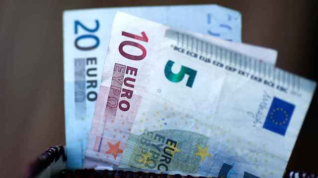 Billetes de 5, 10 y 20 euros, el ahorro en España se ve reflejado en datos / EP