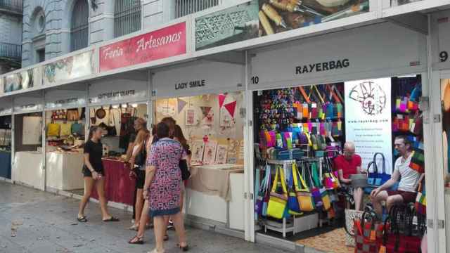 Varios puestos de artesanos en la feria de Portal de l'Àngel de Barcelona / CG