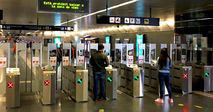 La entrada en el Metro de Barcelona, cuyo sistema de títulos y validación de los accesos cambiará con la T-Mobilitat / MA