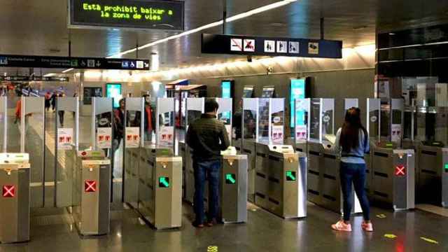 La entrada en el Metro de Barcelona, cuyo sistema de títulos y validación de los accesos cambiará con la T-Mobilitat / MA